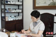 （文化中国行）粉彩瓷绘：方寸瓷器物 匠心续古香